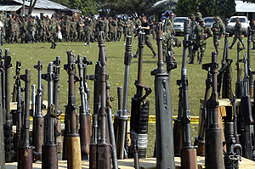 Imagen de las armas entregadas por los paramilitares