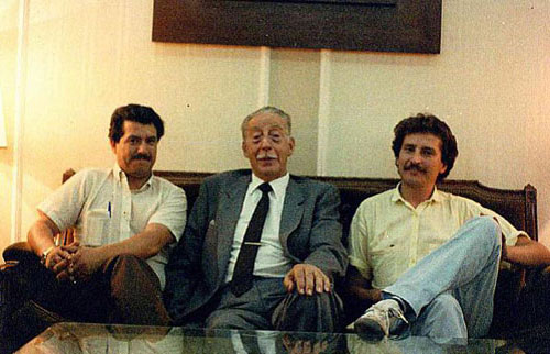 Don Edgardo con dos de sus exalumnos chilenos de Concepción, Félix Aliaga y Jaime Ibacache en Mendoza, Argentina, 1984