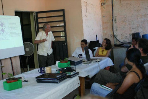 Jaime Serra exponiendo el programa PIRI en Palenque, Chiapas