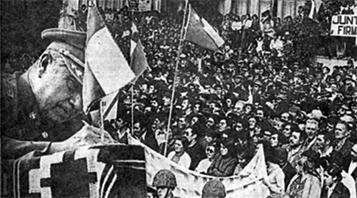 El general Pinochet en un acto masivo en la ciudad de Villarrica, firmando el Decreto de Ley 2.568