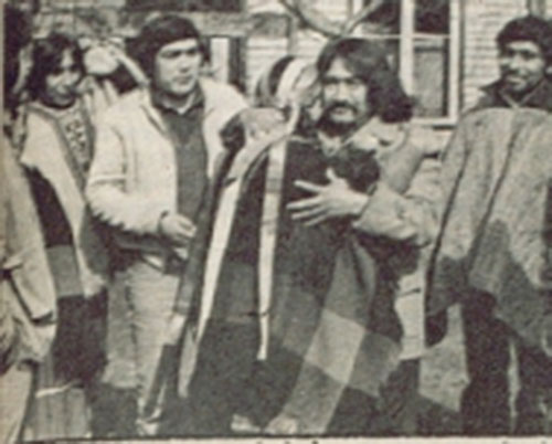Foto de José Santos Millao después de su confinamiento: 29 de agosto de 1986. El Diario Austral de Temuco. Segundo relegamiento del dirigente.