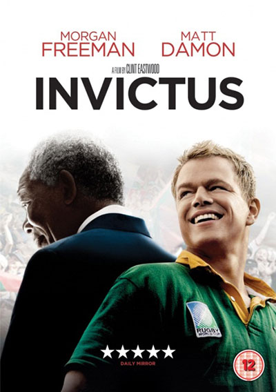 <em>Invictus</em> (2009), el Hollywood moderado se aproxima al tema con el tópico del deporte como moralmente superior a la política. Cartel publicitario, y los verdaderos protagonistas, <em>Madiba</em> y Pienaar