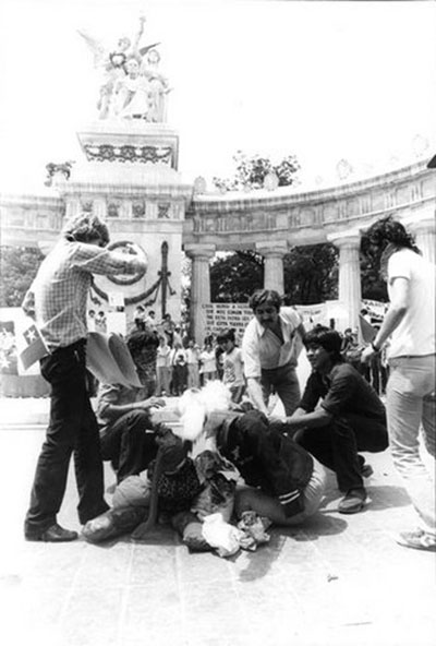 Imagen 1. Manifestación política solidarizando con causa exiliados chilenos en monumento a Benito Juárez, México D.F.