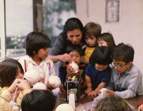 Imagen 4. Niños y niñas del exilio chileno en México. En Escuela de Verano en la sede de Casa de Chile en México, México D.F. julio-agosto 1982. En la foto, aprendiendo a hacer títeres.