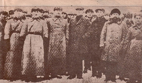 Imagen 7. Mella y Stanislav Pestkovsky con los soldados del Ejercito Rojo. Fuente: Bohemia