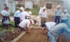 Imagen 13. Siembra de hortalizas en cama biointensiva, Comité de Biodiversidad. Archivo UNITONA.