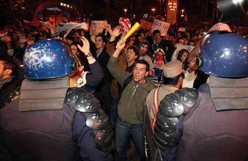 Enfrentamiento entre manifestantes y policía frente a la Sede del Congreso Nacional. Fuente: Paraguay.com – EFE 2012.