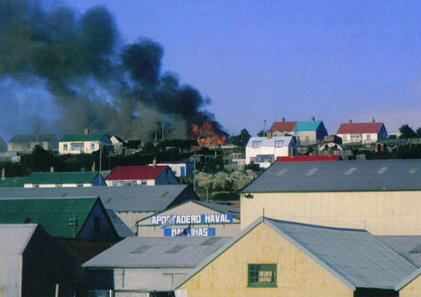 Imagen 2. Vista parcial de los alrededores del Apostadero Naval Malvinas a mediados de junio de 1982. Fuente: Roberto Borello. <a href=