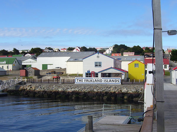 Imagen 3. Vista actual de la costanera de la capital de las islas desde uno de los muelles (año 2007). Fuente: Federico Lorenz. Agradezco al autor el uso de esta fotografía inédita.