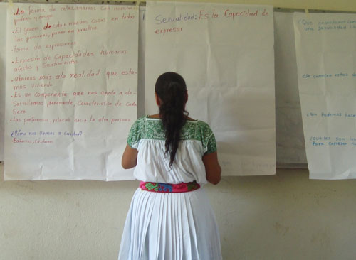 Imagen 2. Mujer en taller de sexualidad. Foto: cortesía de las mujeres de la CAMI.