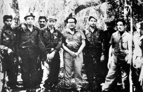 Imagen 3. Campamento del ELN Ñancahuzaú. (Izquierda-derecha) Urbano, Miguel, Marcos, Che, Chino, Pacho y Coco. Diciembre 1966. Toamada de  [consultado 18-05-2016]