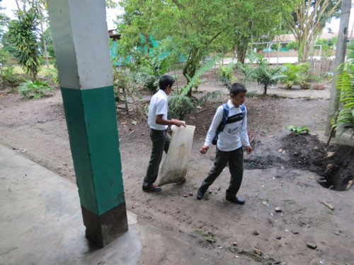 Imagen 5.Estudiantes recogiendo residuos sólidos. Fuente. Foto tomada por el autor