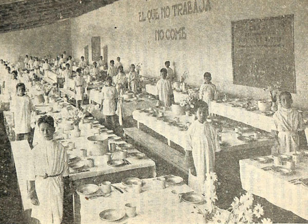 Imagen 1. Comedor de la vieja escuela con su brigada de meseros-alumnos. Tomada de Ávila Garibay, 1940.