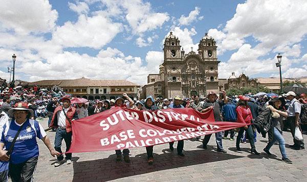 Imagen 7. La huelga nacional se inició en el Cusco desde junio, el “obligo del mundo” dio el ejemplo de lucha y consecuencia con el pedido principal, una escuela pública para la emancipación y libertaria