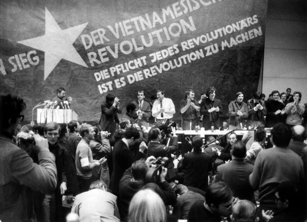 Imagen 6. Klaus Meschkat en el podio del Congreso Internacional de Vietnam. Universidad Técnica de Berlín, 17 de febrero de 1968.