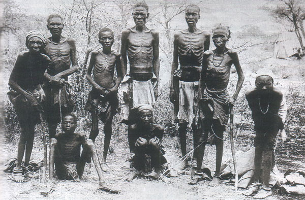 Los herero, pueblo del desierto de Namibia masacrado por el imperialismo alemán.