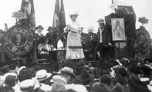 Rosa Luxemburgo llamando a hacerle guerra a la guerra.