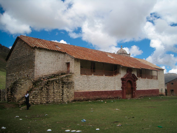 Iglesia colonial de Santa Bárbara en las minas de mercurio en Huancavelica y data del s. XVI
