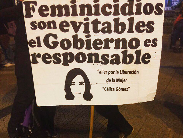 Feminicidios son evitables el gobierno es responsable, pancarta en la Alerta Feminista por Alison Patricia realizada en Montevideo, Uruguay