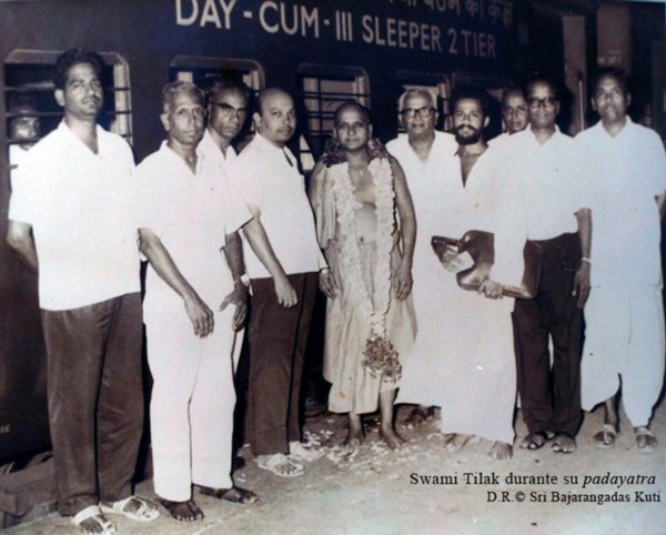 El Swami Tilak rodeado de discípulos