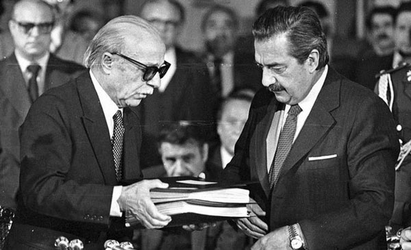 Ernesto Sábato le entrega a Raúl Alfonsín el informe CONADEP
