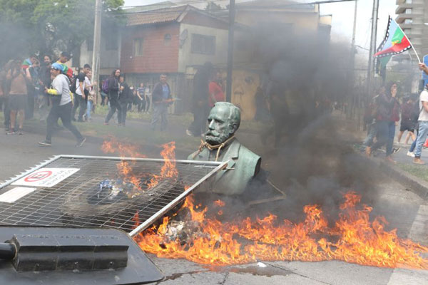 Estatua de Arturo Prat en Temuco, noviembre de 2019