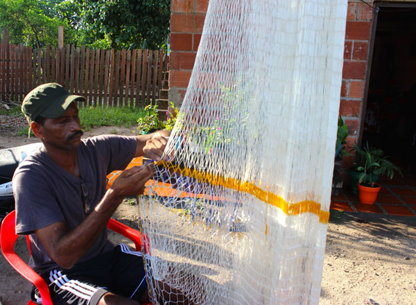 Pescador tejiendo la red. La India, Santander. Colombia