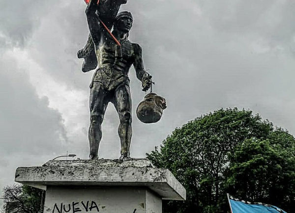 Monumento a Caupolicán, con cabeza de Pedro de Valdivia, noviembre de 2019