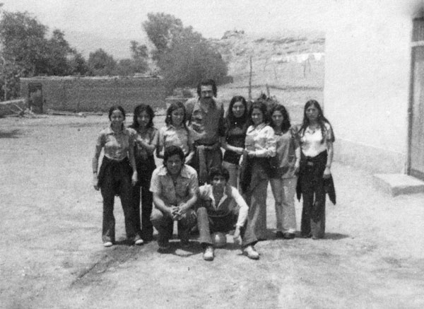 Ricardo Melgar Bao con estudiantes en práctica de campo, Perú, 1974
