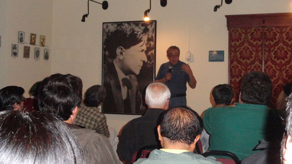Ricardo Melgar en una de sus exposiciones en Casa Museo José Carlos Mariátegui