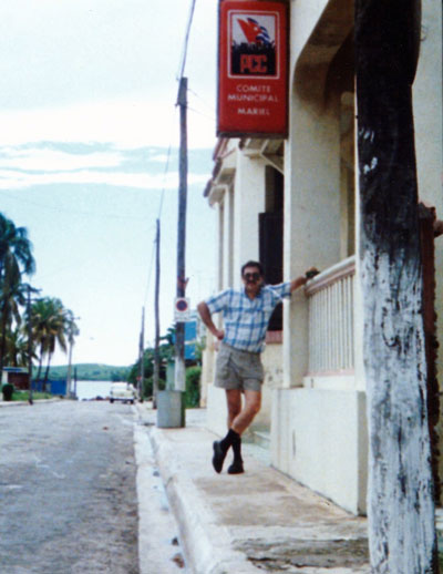 Ricardo Melgar Bao en la entrada de un local del Partido Comunista Cubano, Cuba, 1994