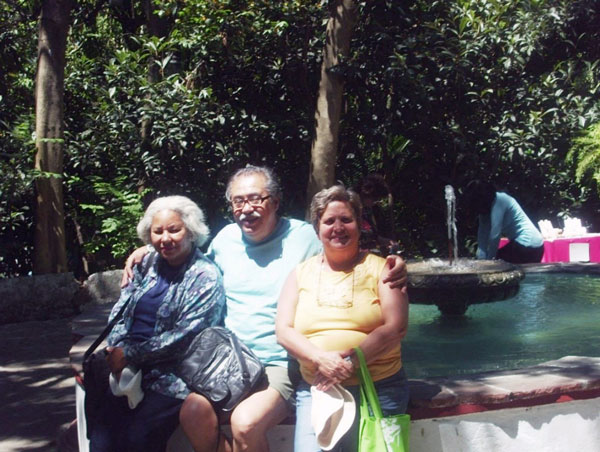 Ana Cairo, Ricardo Melgar y Caridad Masson, Jardín Borda, Cuernavaca, 2009