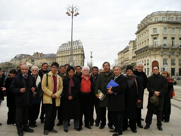 Ricardo Melgar y otros asistentes al Coloquio Internacional Manuel González Prada, Burdeos, 2005