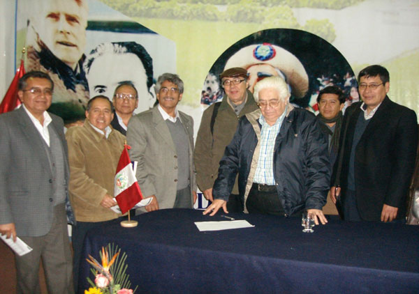 Filomeno Zubieta, Oswaldo Reynoso, Ricardo Melgar y algunos profesores de la Universidad Nacional José Faustino Sánchez Carrión