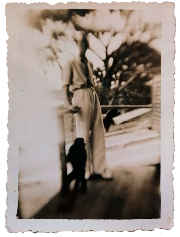 Mario Melgar Tizón, papá de Ricardo, en la Selva con la mona que posteriormente regaló a Ricardo. Perú, década de 1940