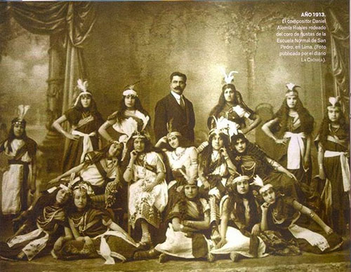 El compositor Daniel Alomía Robles rodeado del coro de ñustas, en el día del estreno de <em>El Cóndor Pasa</em>, en Lima. Foto del diario <em>La Crónica</em>, de Lima 20 de diciembre de 1913.