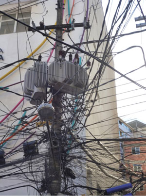 Imagen 1. Conexiones ilegales al servicio eléctrico en la favela Rocinha.