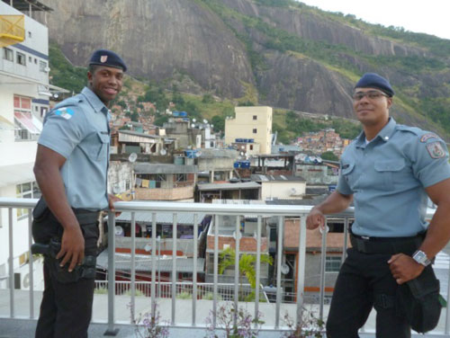 Imagen 2. Policías Pacificadores en la favela Rocinha