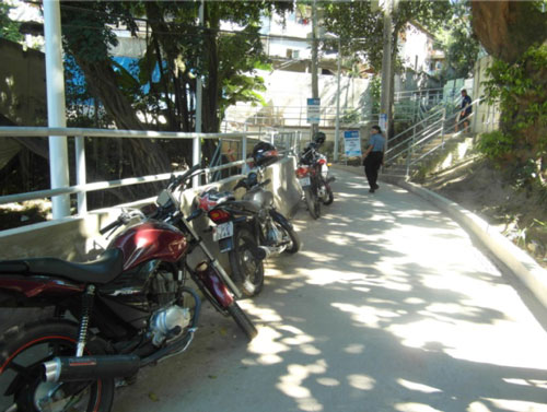 Imagen 3. Inversión en infraestructura: motocicletas públicas, escaleras, calles pavimentadas permiten el mejor tránsito de los pobladores y facilitan el acceso a la policía lo que reduce la marginalidad.
