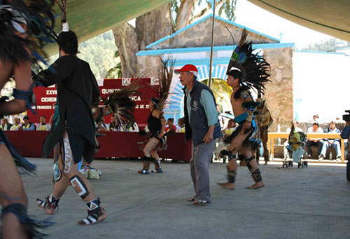 Imagen 9. Capitán de concheros del grupo de danza matlatzinca entre el grupo de danza Azteca. Ceremonia del fuego Nuevo, San Francisco Oxtotilpan, 19 de marzo de 2012. Archivo del autor.