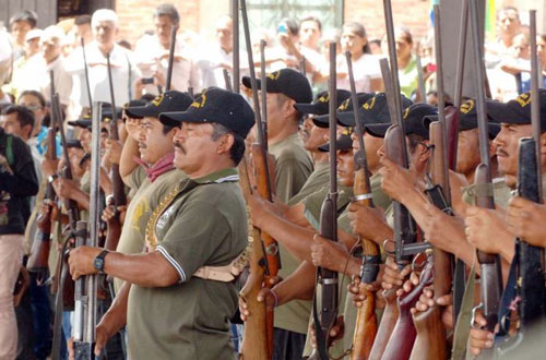 Imagen 3. Policía comunitaria en Tixtla, Guerrero, 2013. © Notimex