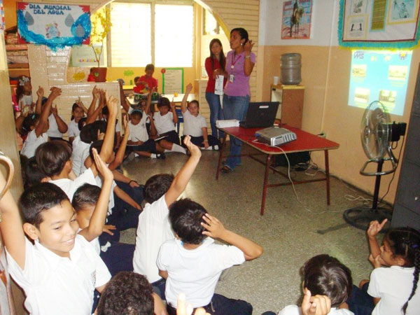 Imagen 4. Niños participando de actividades de cuidado del medio ambiente. Fuente. Sifontes (2012)