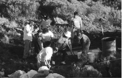 Proceso de trabajo para enterrar la “manguera” de las cisternas en el Departamento de Minas