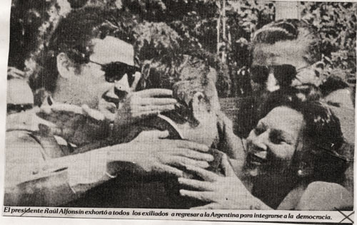 Imagen1. Raúl Alfonsín con exiliados argentinos en Madrid. <em>La Voz</em>, 13 de junio de 1984.