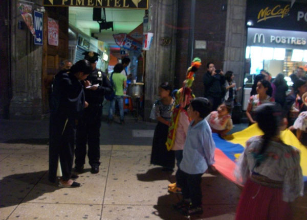 Policía de la Ciudad de México pidiendo información sobre la actividad que están haciendo, Inti Raymi 2015