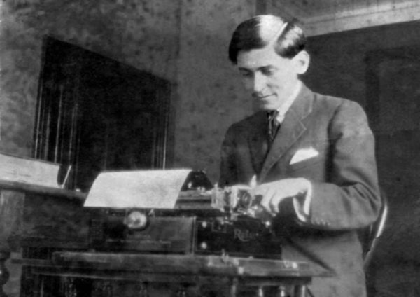 José Carlos Mariátegui en su máquina de escribir Remington (1922)