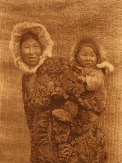 Mujer Yupik con su hijo, primos siberianos de los Inuit (1930)