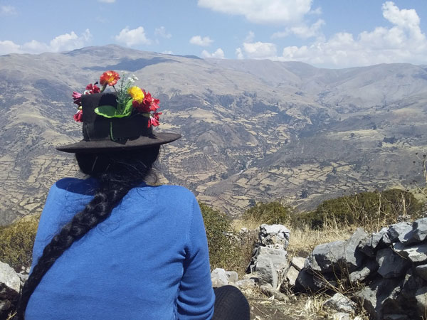 Una señora observando los bio-indicadores de la naturaleza en la comunidad de Hualla