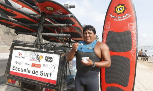 El peruano que corre olas, ni actor ni personaje sino un ex heladero que puso su escuela de surfing, ya no es indio ni mestizo, es un neto, autoafirmación identitaria transmitida como mensaje en el video: todos somos netos
