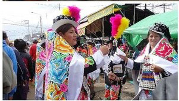 Mujeres huancas con trajes típicos en la fiesta patronal de las cruces